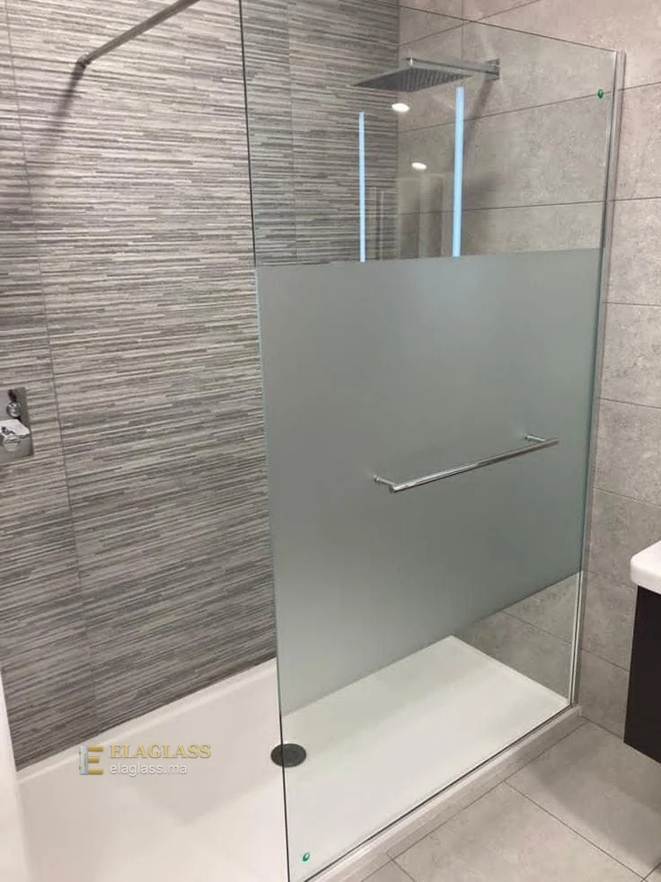 Paroi de douche mi-dépolie avec barre chromée